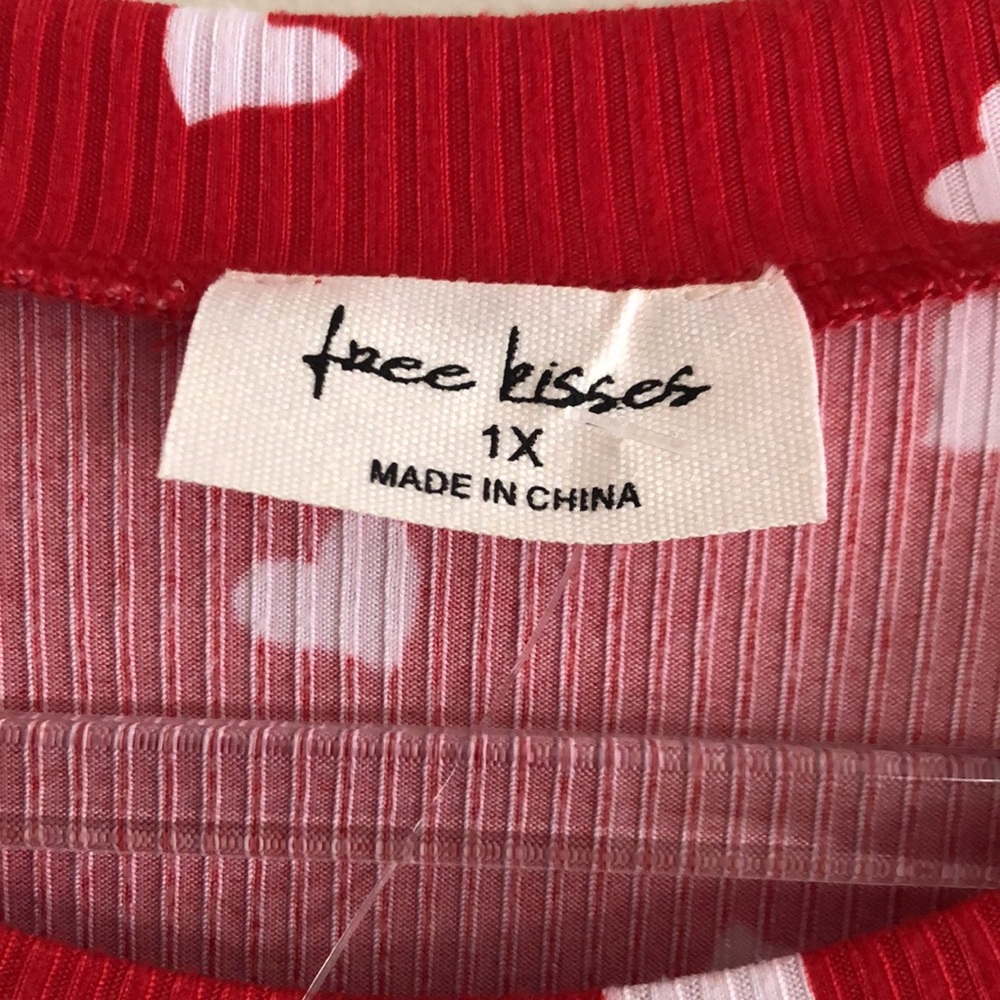 Free Kisses Red and White Heart Top SIZE 1X - Picture 2 of 9